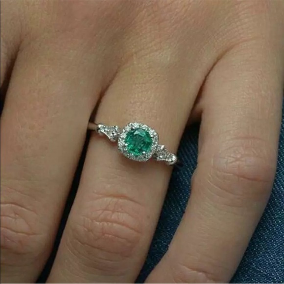 Jewelry - Women’s emerald silver ring